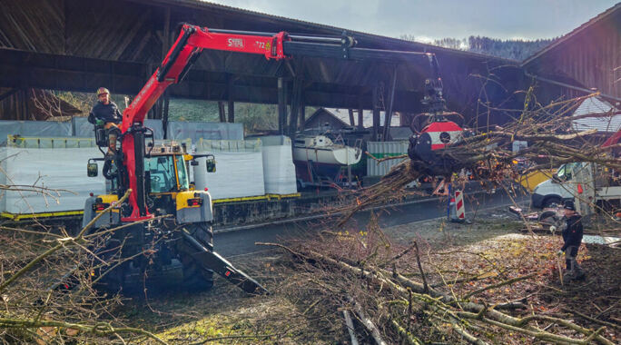 Kranarbeiten mit Traktor