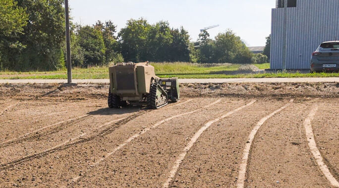 Eggen mit Raupenroboter