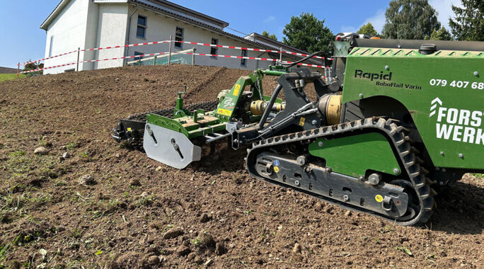 Steinbrecher an Raupenroboter