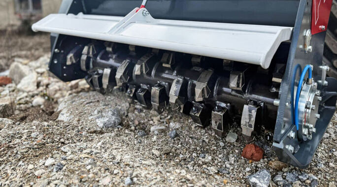 Steinbrecher an Traktor